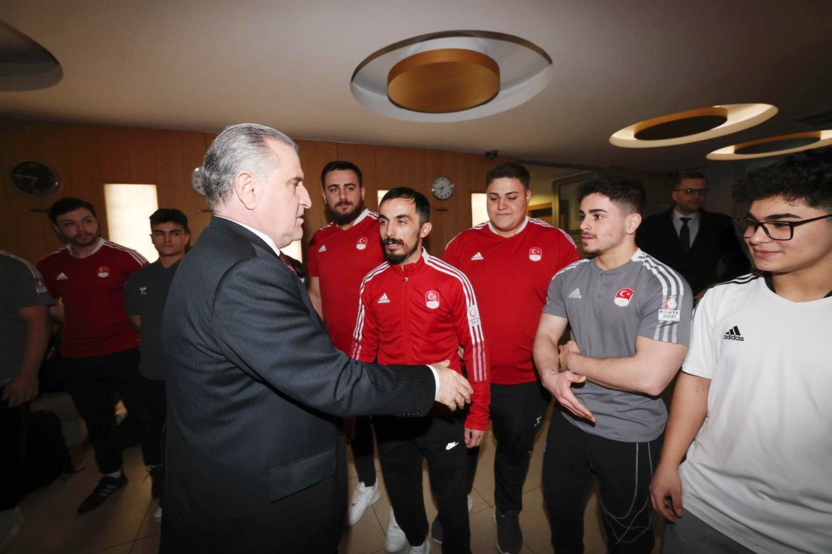 Bakan Bak, Milli Sporcularla Iftarda Bir Araya Geldi (1)