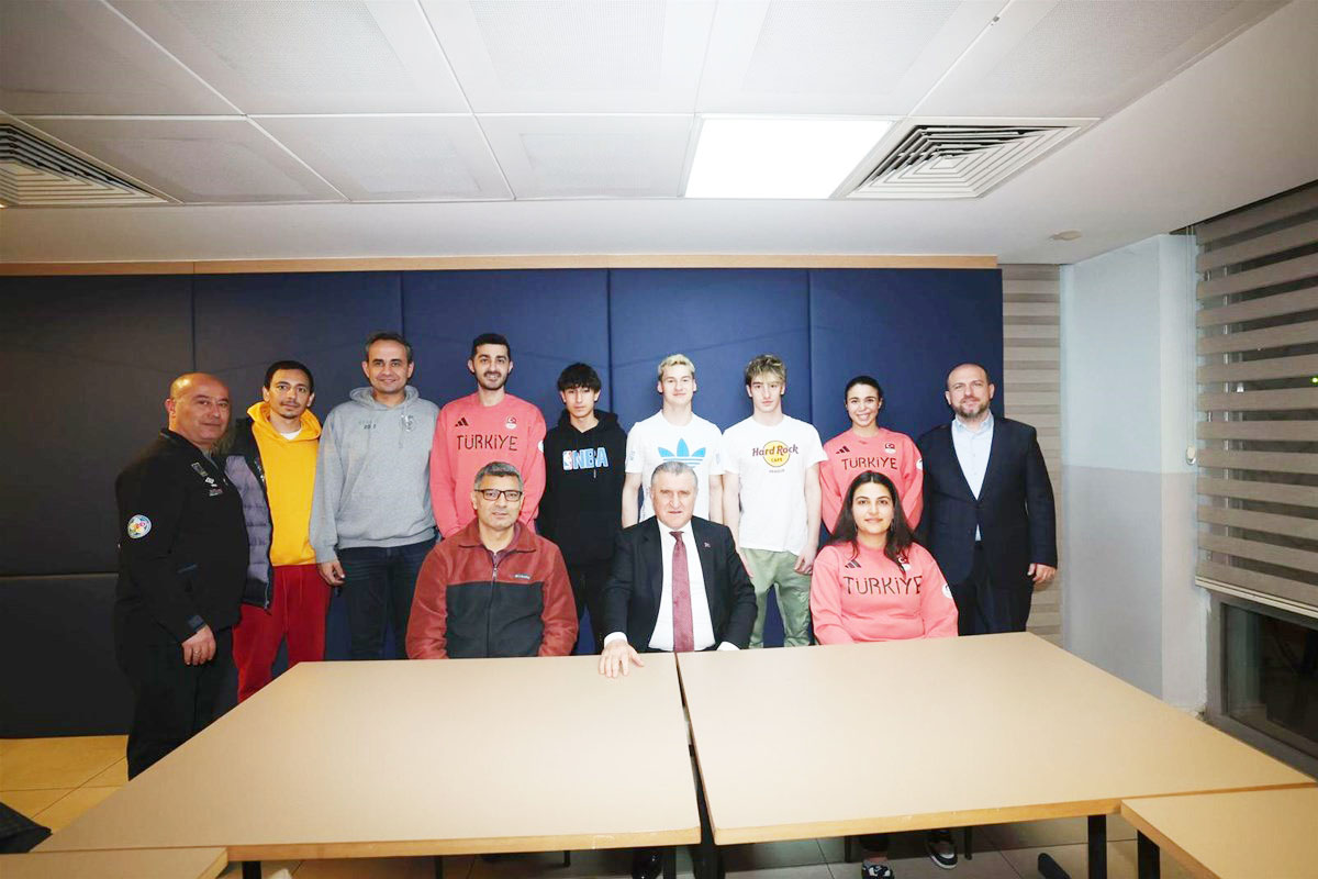 Bakan Bak, Milli Sporcularla Iftarda Bir Araya Geldi (3)