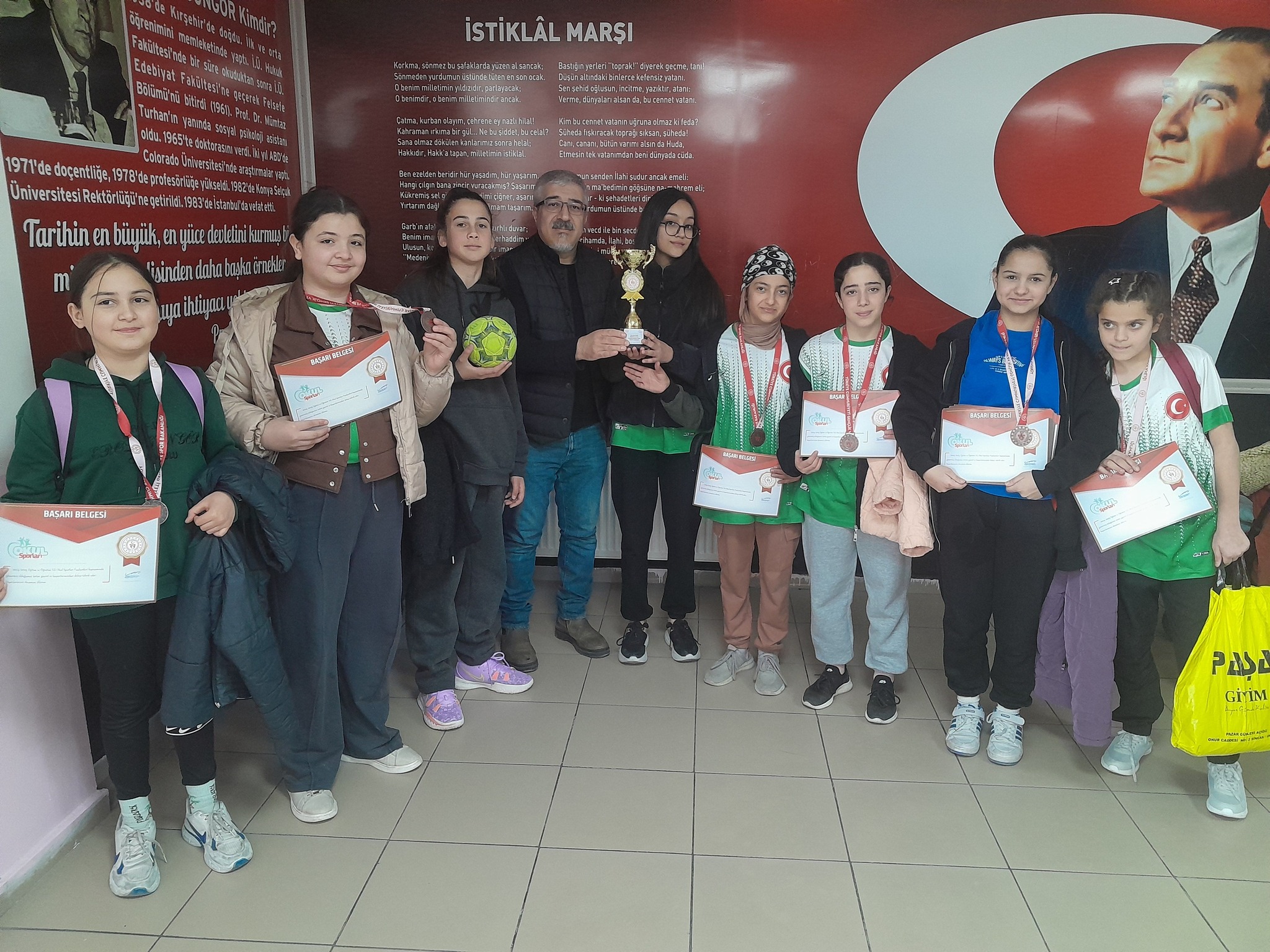 Hentbolda Dereceye Girenler Ödüllendirildi (1)