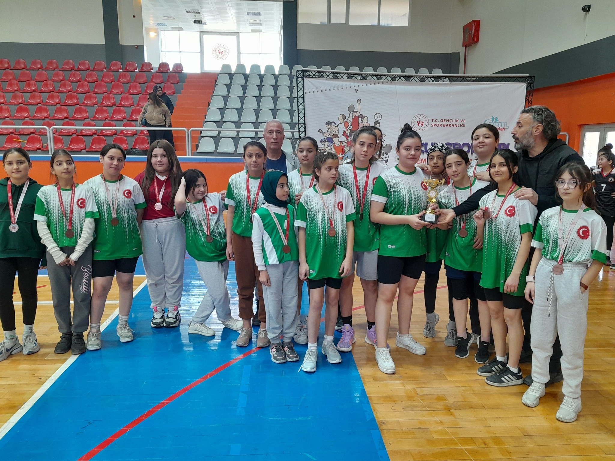 Hentbolda Dereceye Girenler Ödüllendirildi (2)