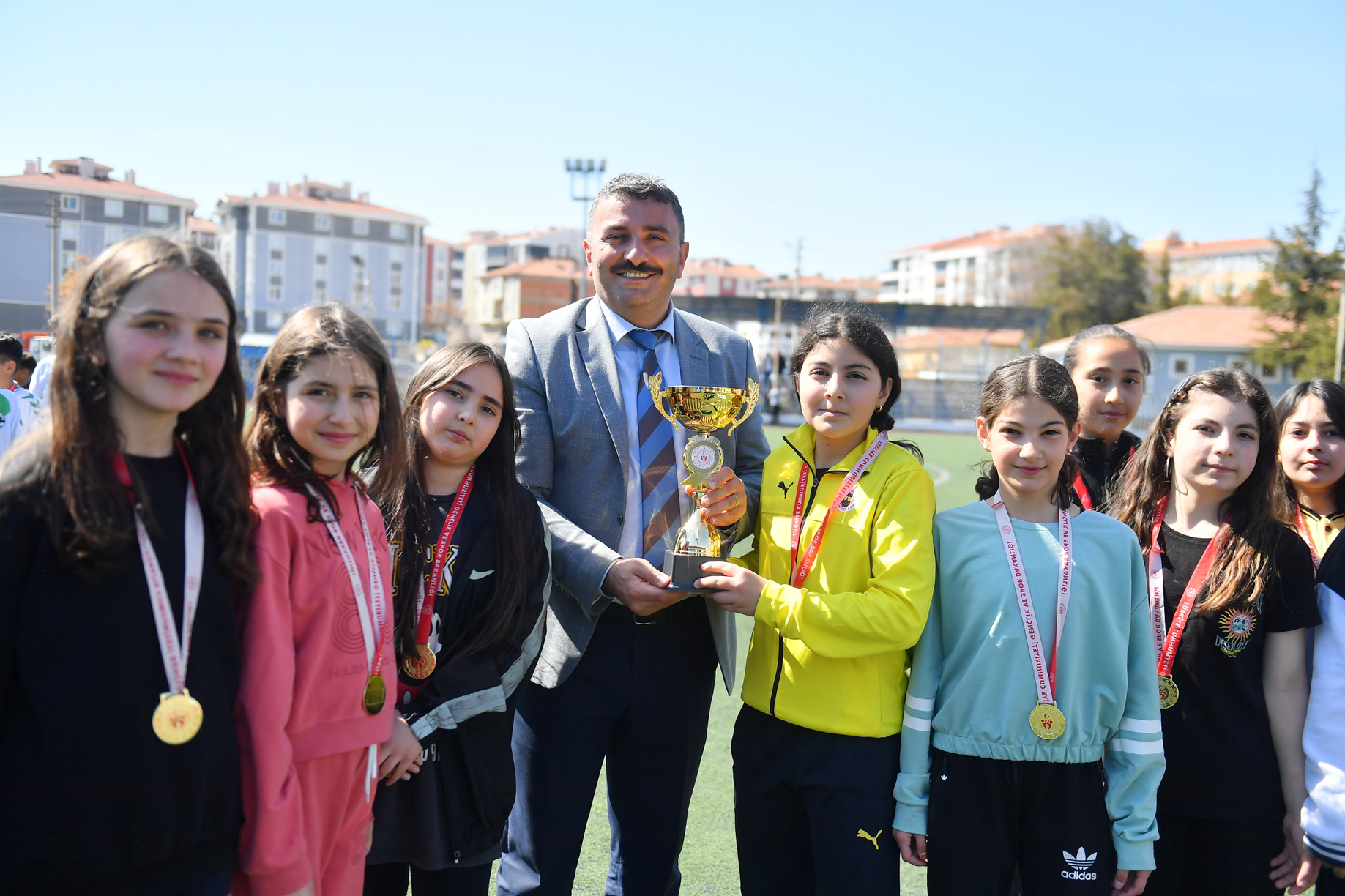 Küçük Kızlar Futbolda Cumhuriyet Şampiyon (2)