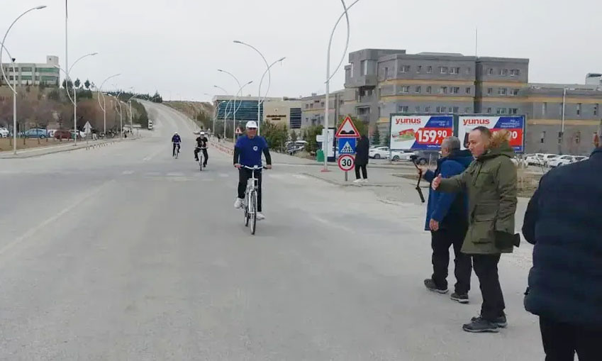 Sağlıklı Yaşam Için Bisiklete Bindiler (2)