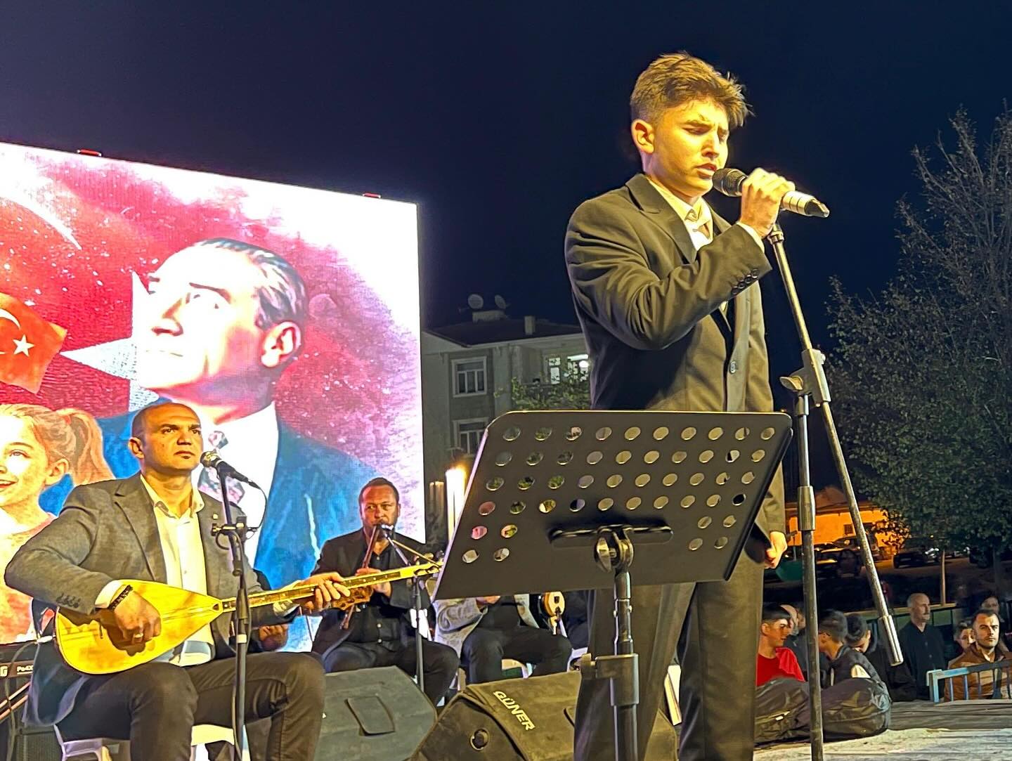 Kırşehir’de 23 Nisan Coşkusu Geceyi Aydınlattı1