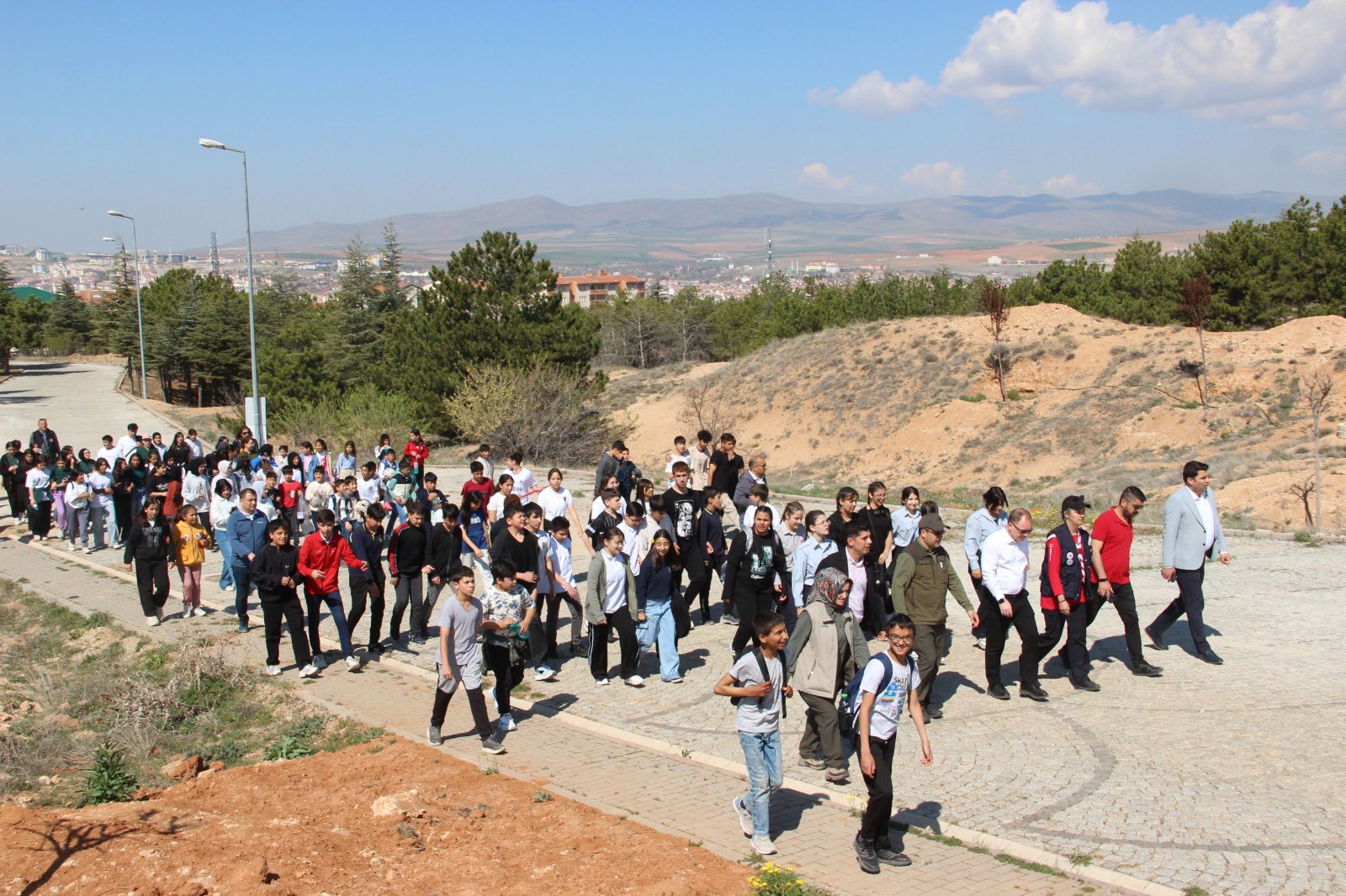 Kırşehir’de Çocuklar 23 Nisan Coşkusuyla Doğaya Adım Attılar2