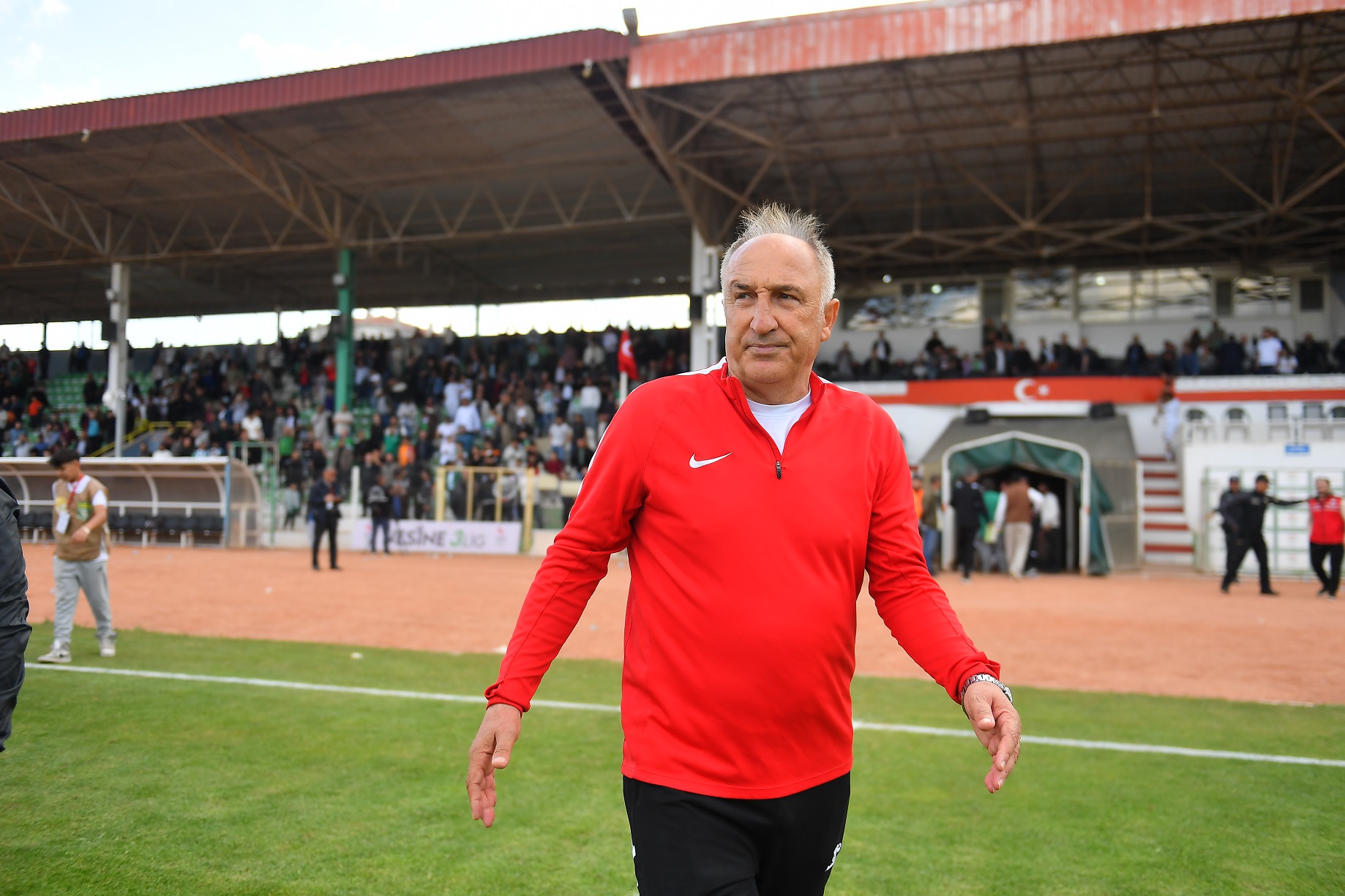 Önce Şampi̇yon, Şi̇mdi̇ Li̇gde Tuttu... (1)
