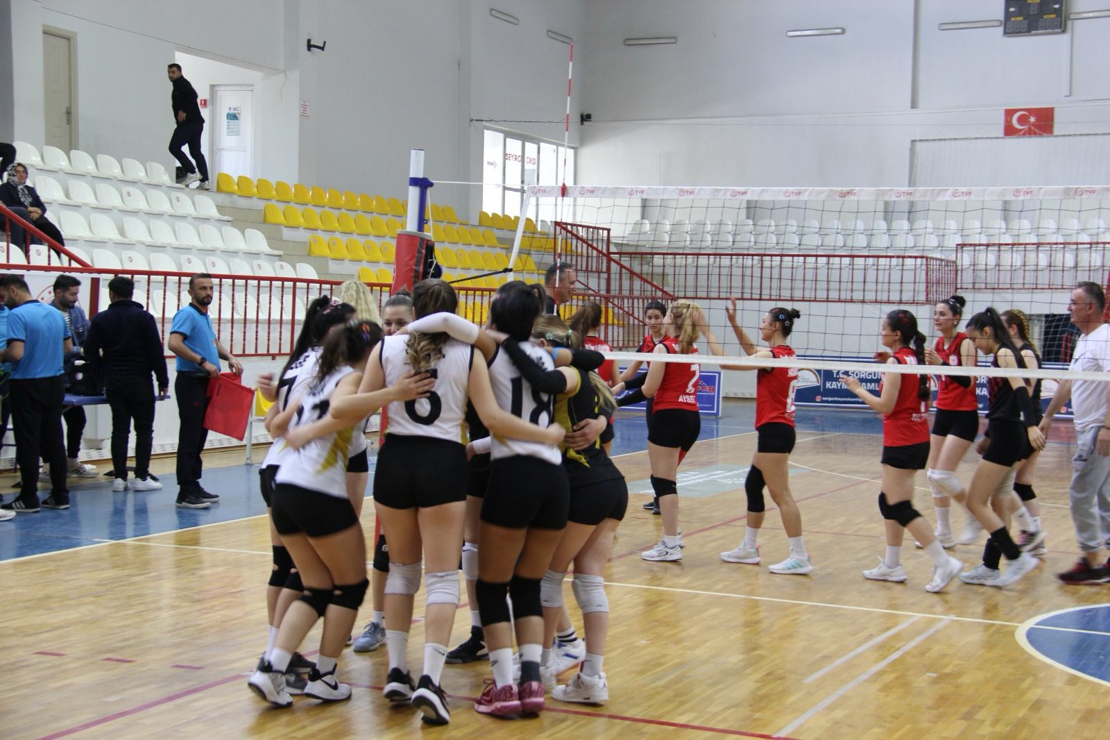 Tebri̇kler Kizlar, Bu Yolun Sonu Kupa Olsun (1)