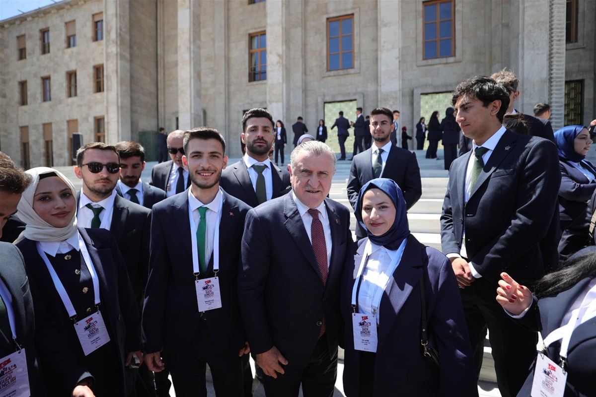 Bakan Bak Temsi̇lci̇ Gençlerle Tbmm Başkani Kurtulmuş’u Zi̇yaret Etti̇ (1)