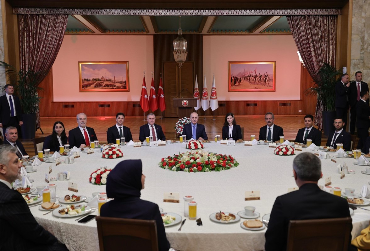 Bakan Bak Temsi̇lci̇ Gençlerle Tbmm Başkani Kurtulmuş’u Zi̇yaret Etti̇ (2)
