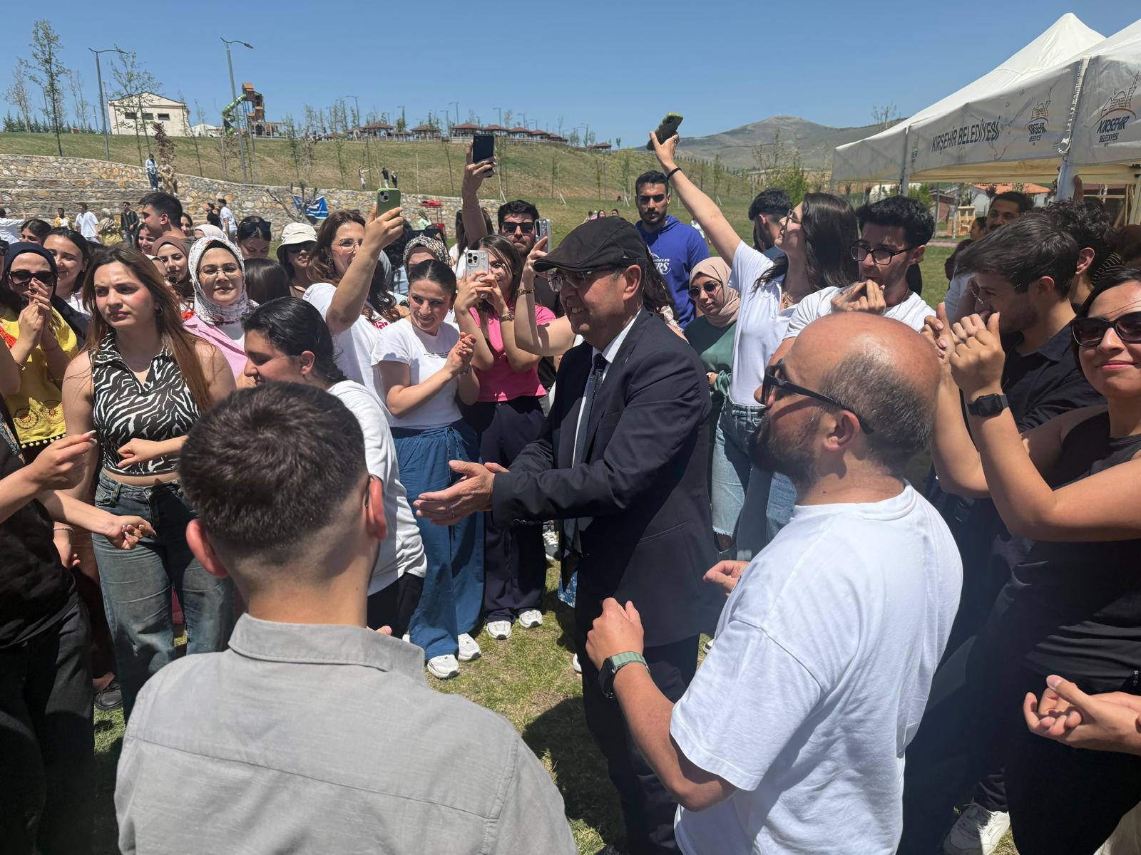 Başkan Ekicioğlu Gençlerle Doyasıya Eğlendi3