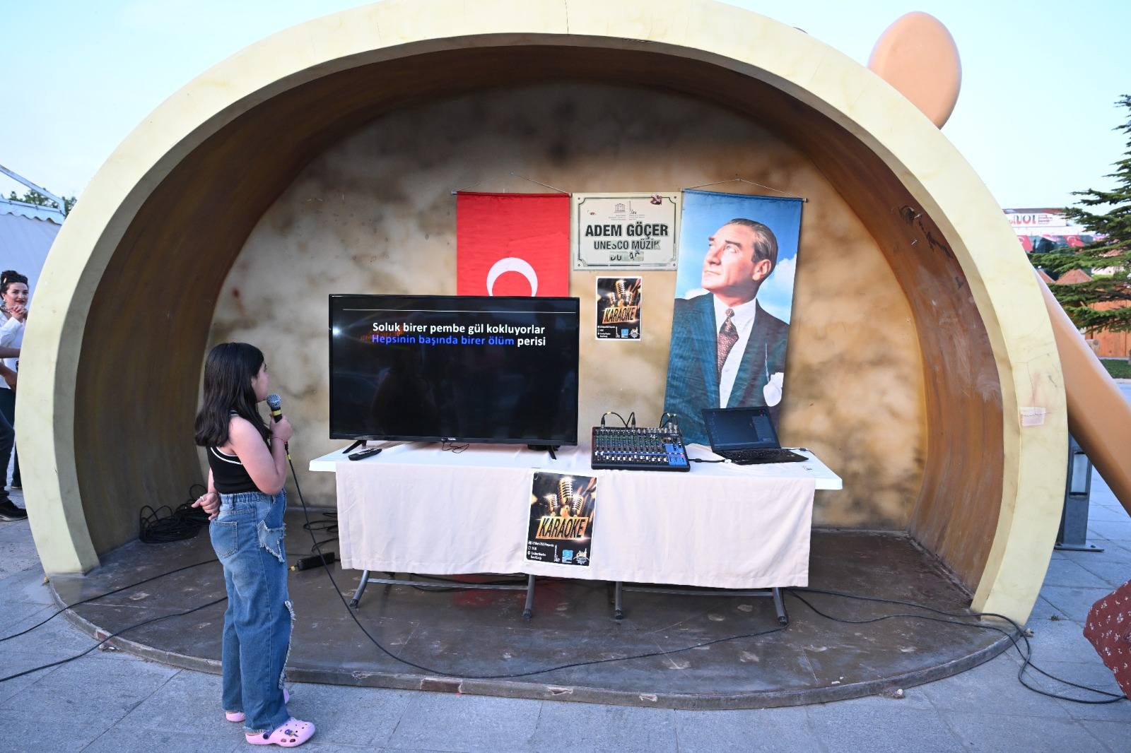 Cacabey Meydanı’nda Mikrofon Çocuklardaydı!
