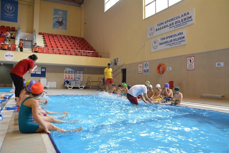 Kırşehirli Gençler Hafta Sonları Yüzme Kursuna Gidiyor (3)