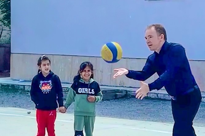 Müdür Gülşen Öğrencilerle Voleybol Oynadı