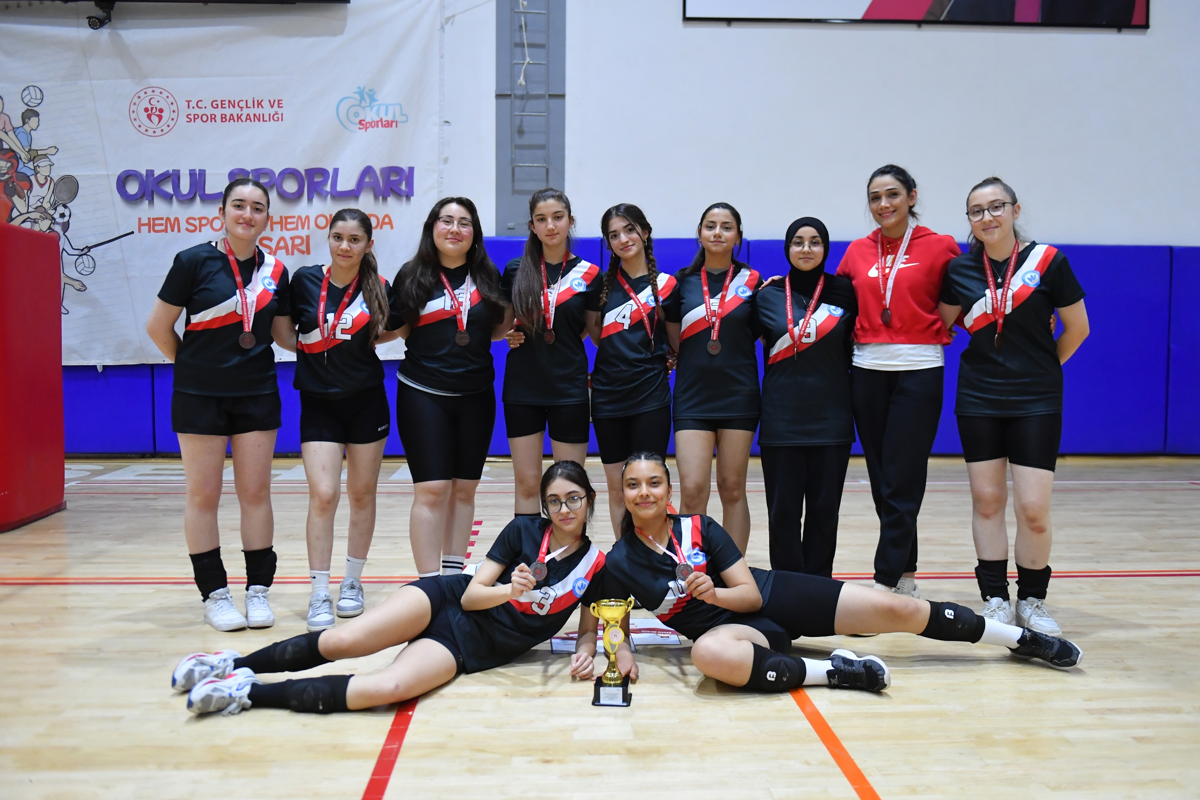 Sosyal Bilimler, Voleybol B’de İl 3’Ücüsü Oldu (2)