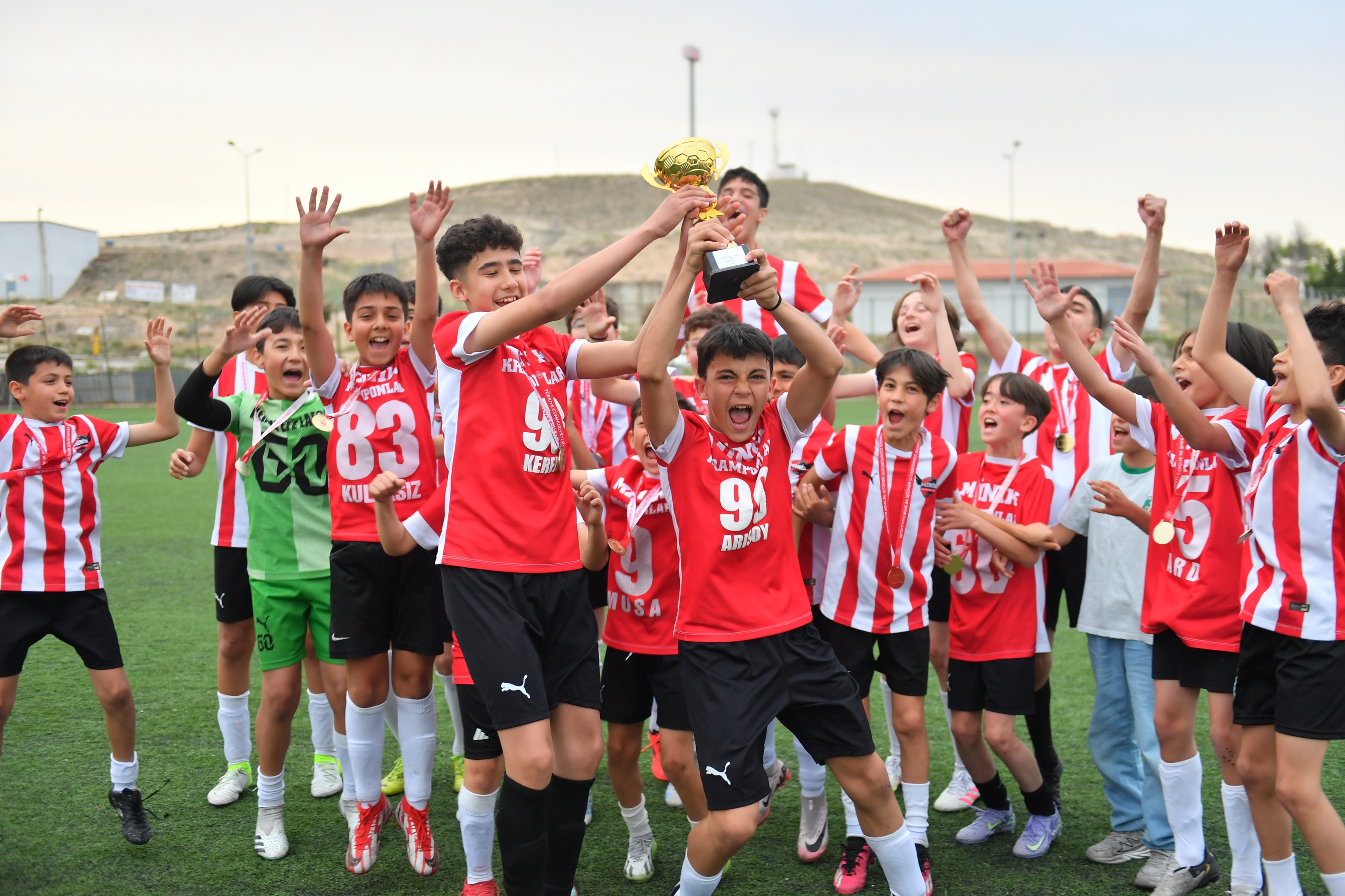 U13’Te Şampi̇yon Mi̇ni̇k Kramponlar (1)
