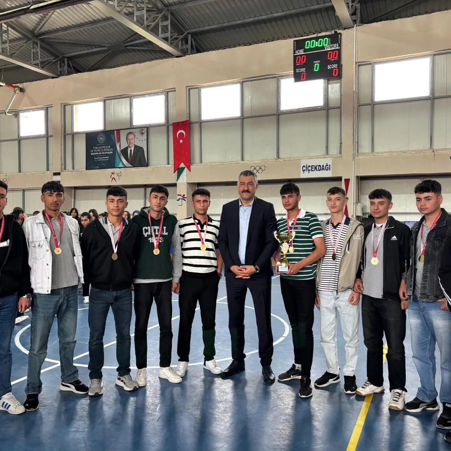 Voleybol Turnuvasında Dereceye Girenler Ödüllendirildi (1)