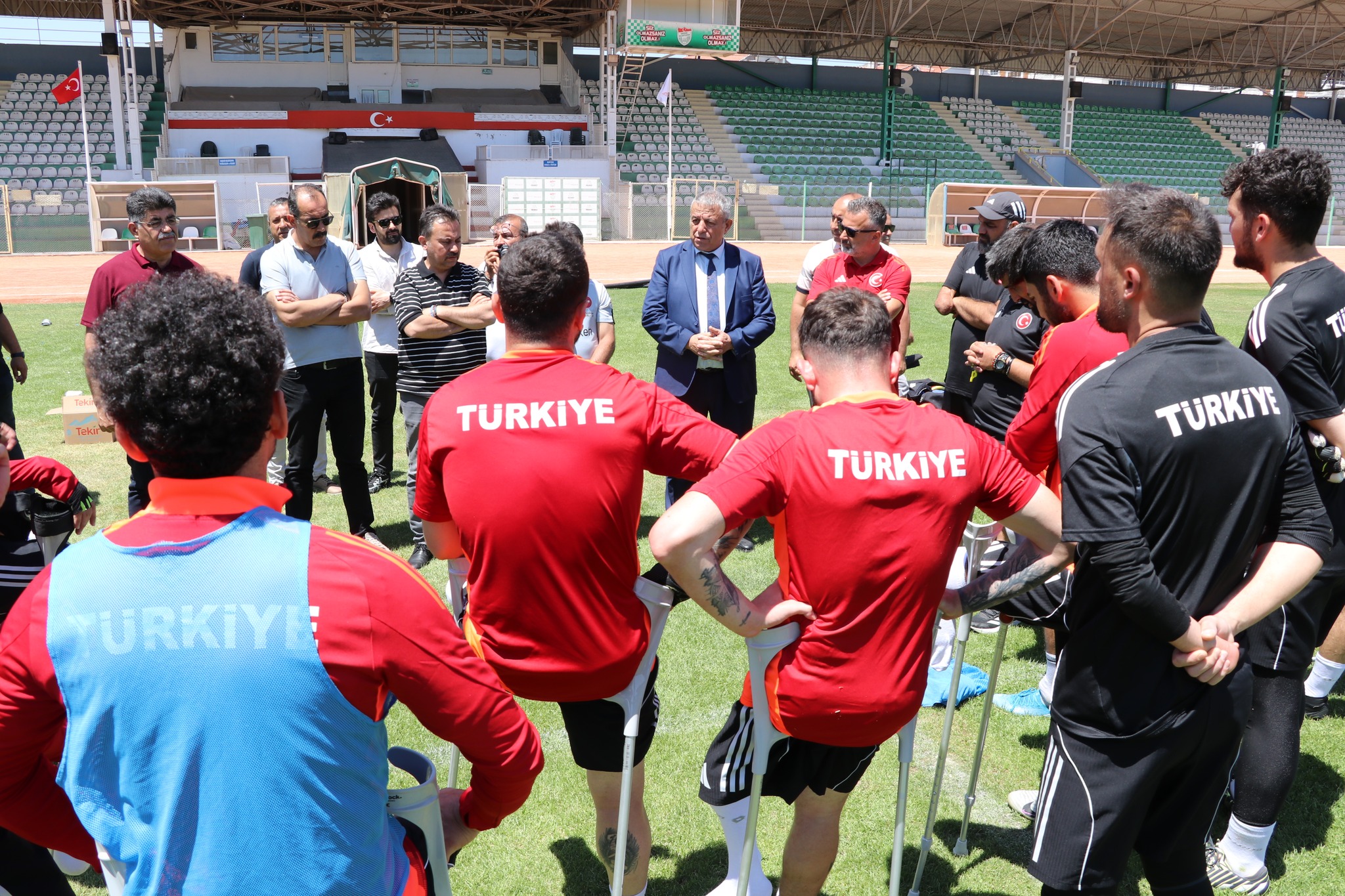 Başkan Öztürk, Ampute Takımına Tatlı Ziyarette Bulundu (1)