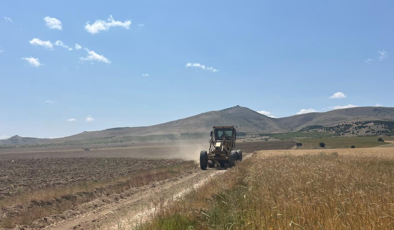Kırşehir’de Hasat Sezonu Öncesi Arazi Yolları Açıldı