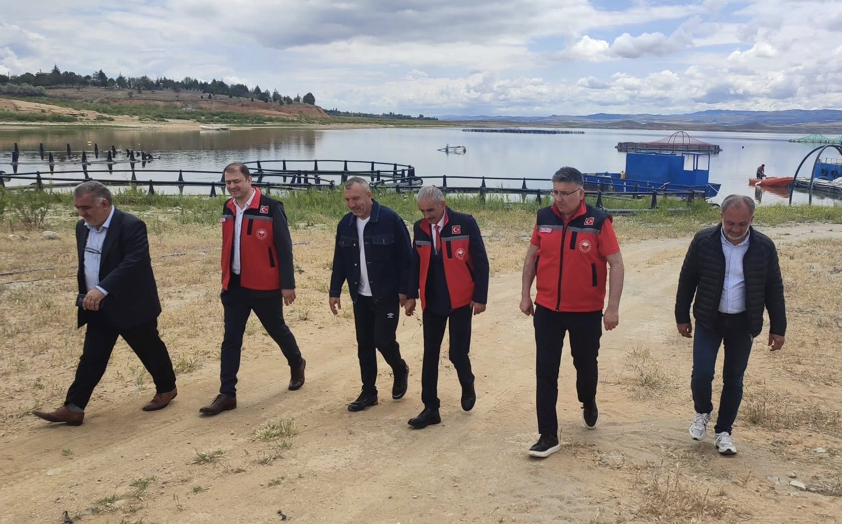 Müdür Taş Yavru Balıkları Eliyle Besledi 1