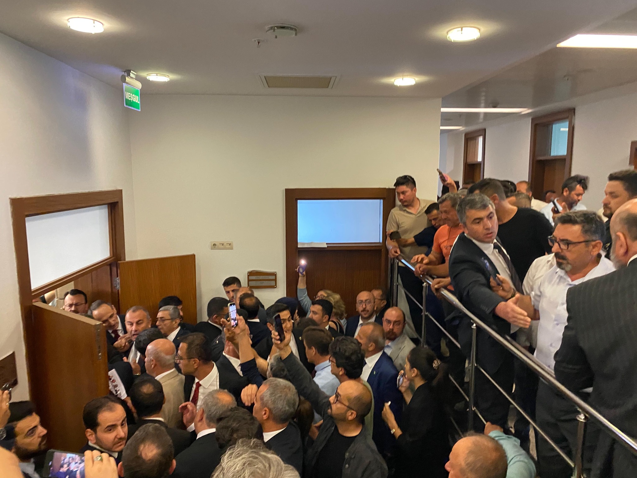 Tbmm’de Yumruklu Kavgbaşkan Göçen Arada Kaldı