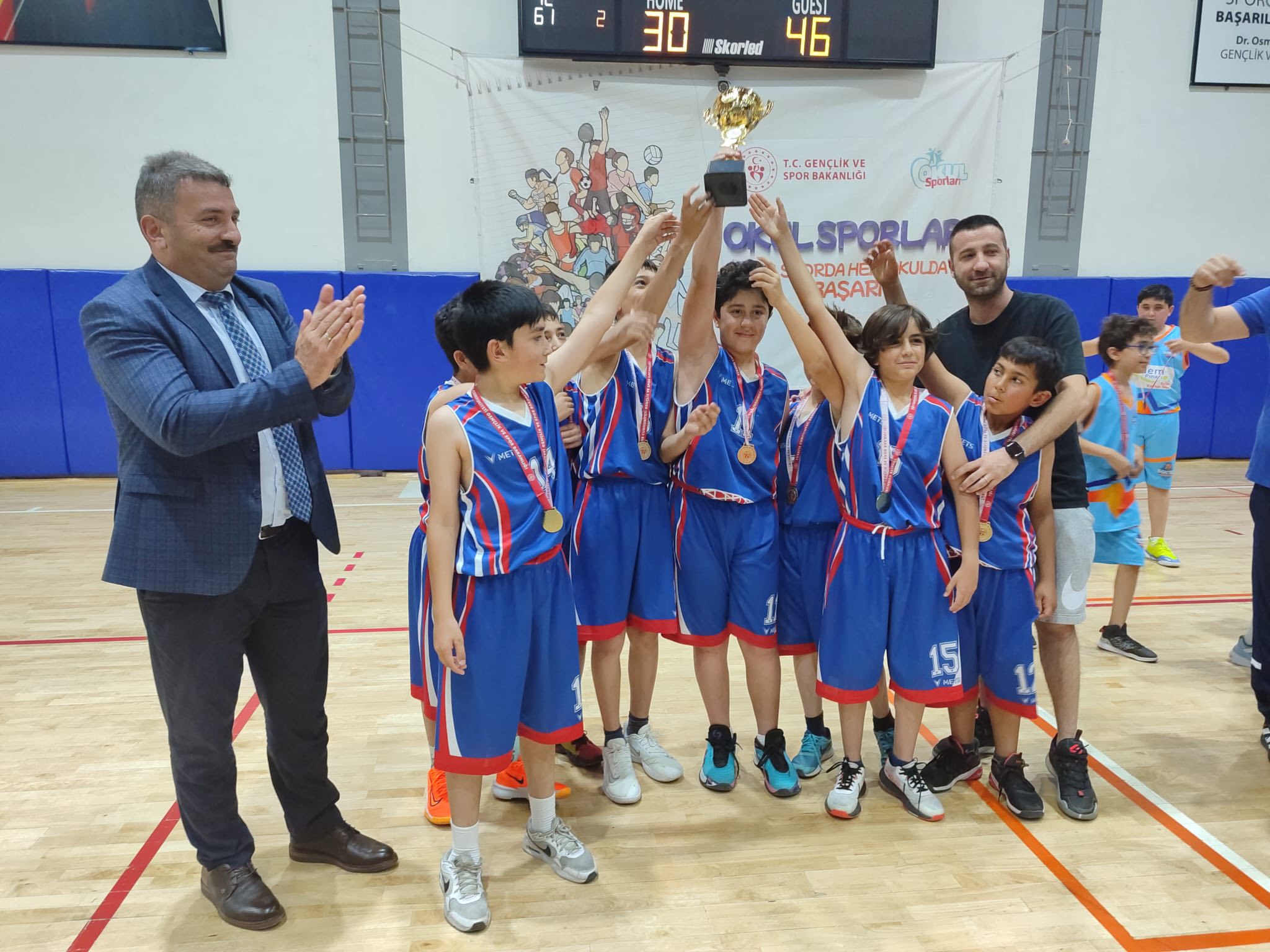 U12 Basketbol Erkeklerde Gençlikspor Şampiyon (2)