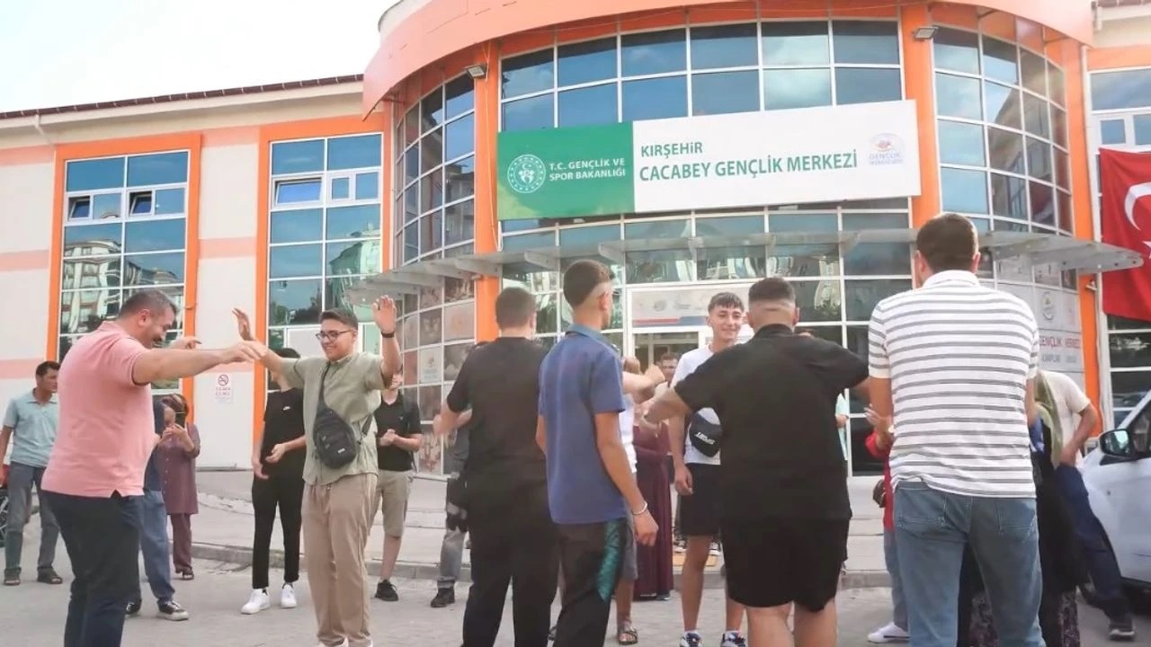 Kırşehirli Gençler, Davul Zurna Eşliğinde Uğurlandı11