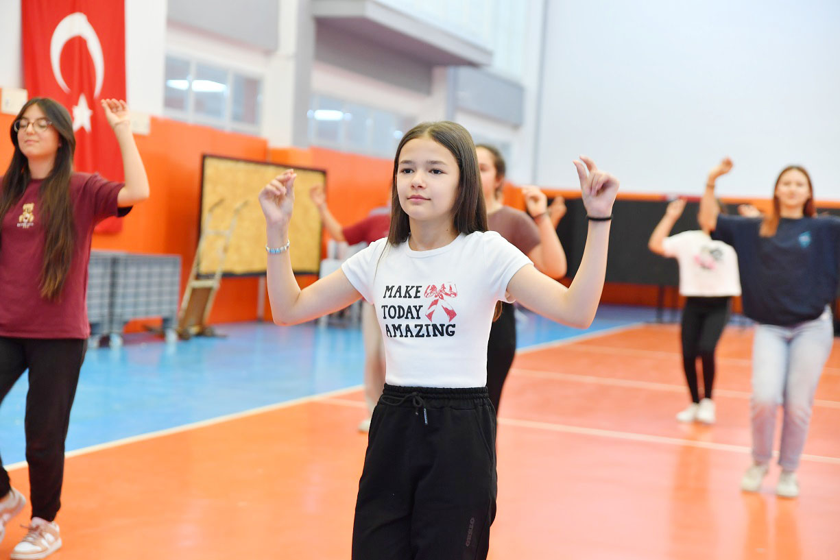 Kırşehirli Gençler, Gençlik Merkezine Halk Oyunu Öğrenmek Için Gidiyor (4)