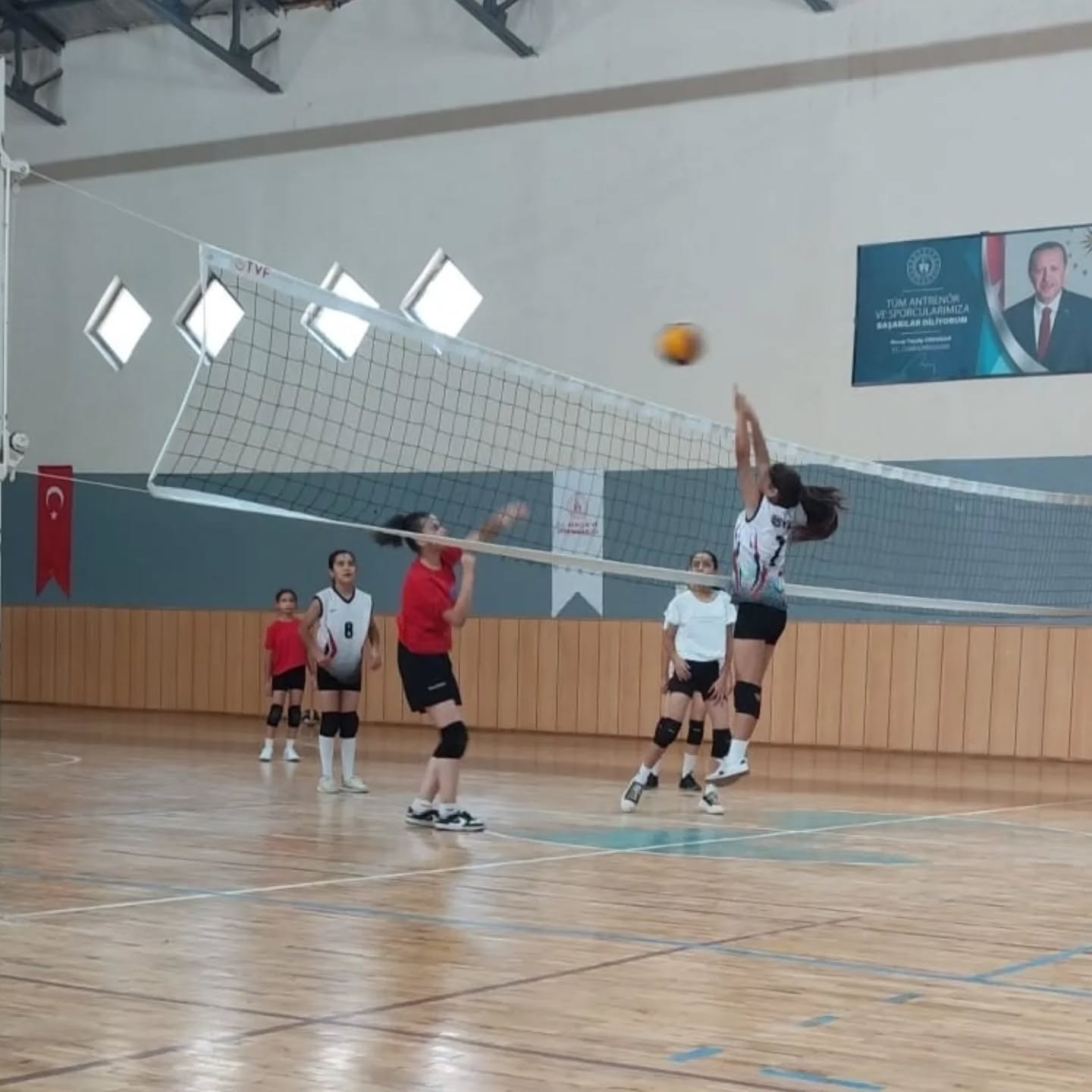 Mucur’da Voleybol Çalışmaları Sürüyor (2)