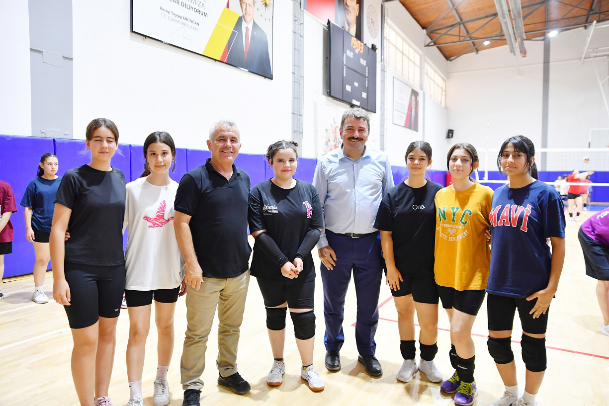 Spor İl Müdürü Çakmakçı'dan Genç Voleybolculara Ziyaret (2)-1
