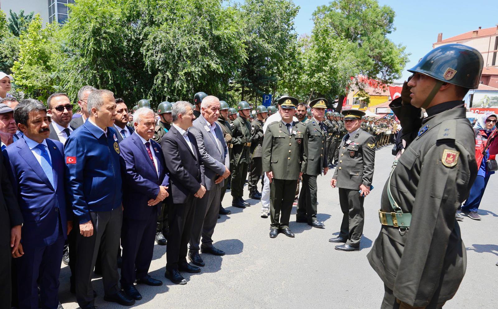 Vali Demiryürek, Şehit Özkan Özkanlı’yı Son Yolculuğunda Yalnız Bırakmadı2