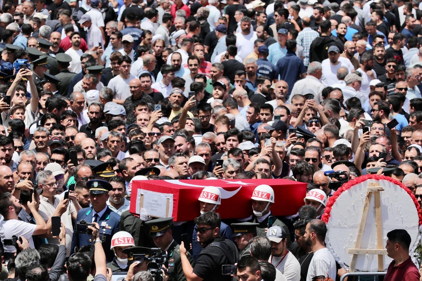 Vali Demiryürek, Şehit Özkan Özkanlı’yı Son Yolculuğunda Yalnız Bırakmadı3