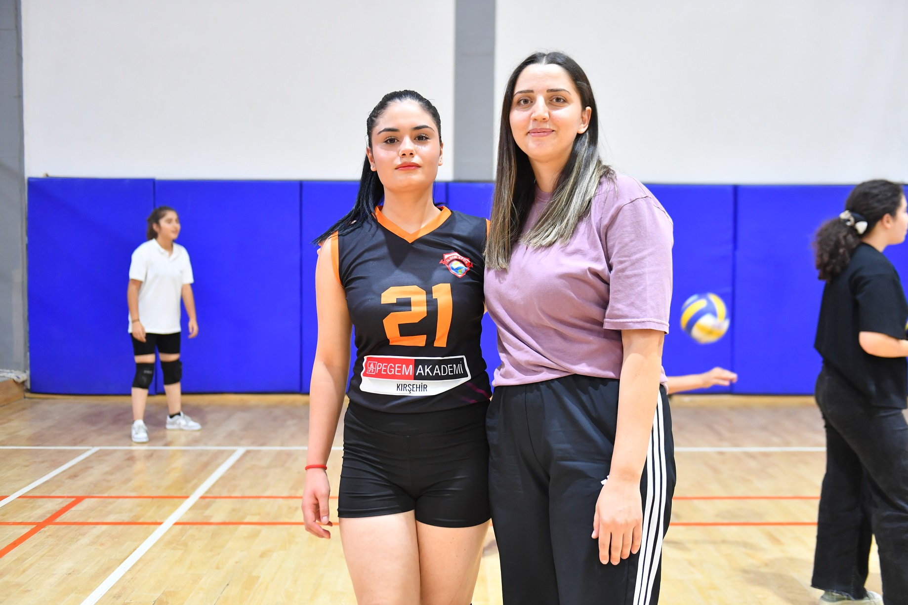 Antrenör Sultan Işık’tan Voleybol Kursuna Ziyaret (2)