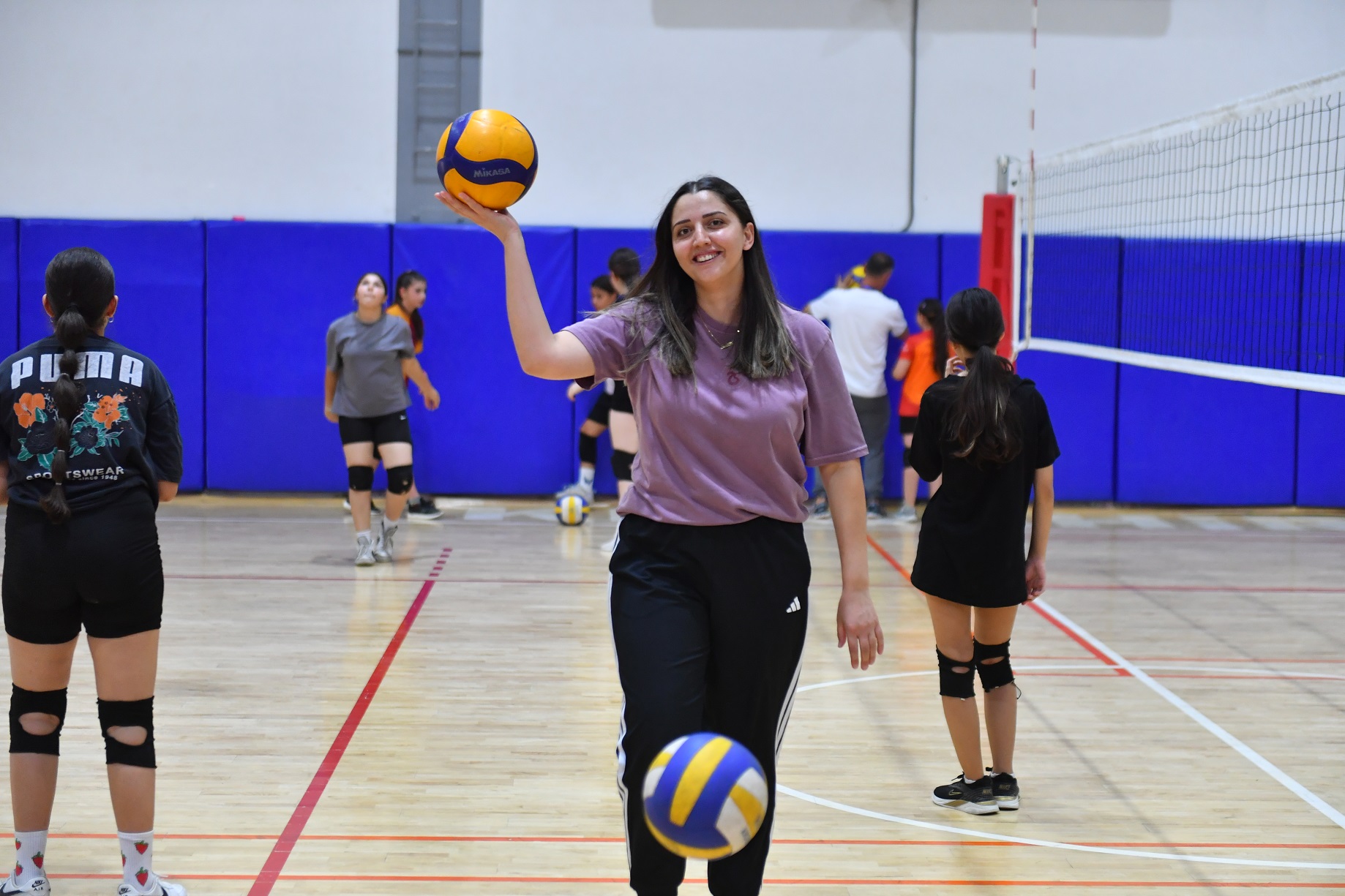 Antrenör Sultan Işık’tan Voleybol Kursuna Ziyaret