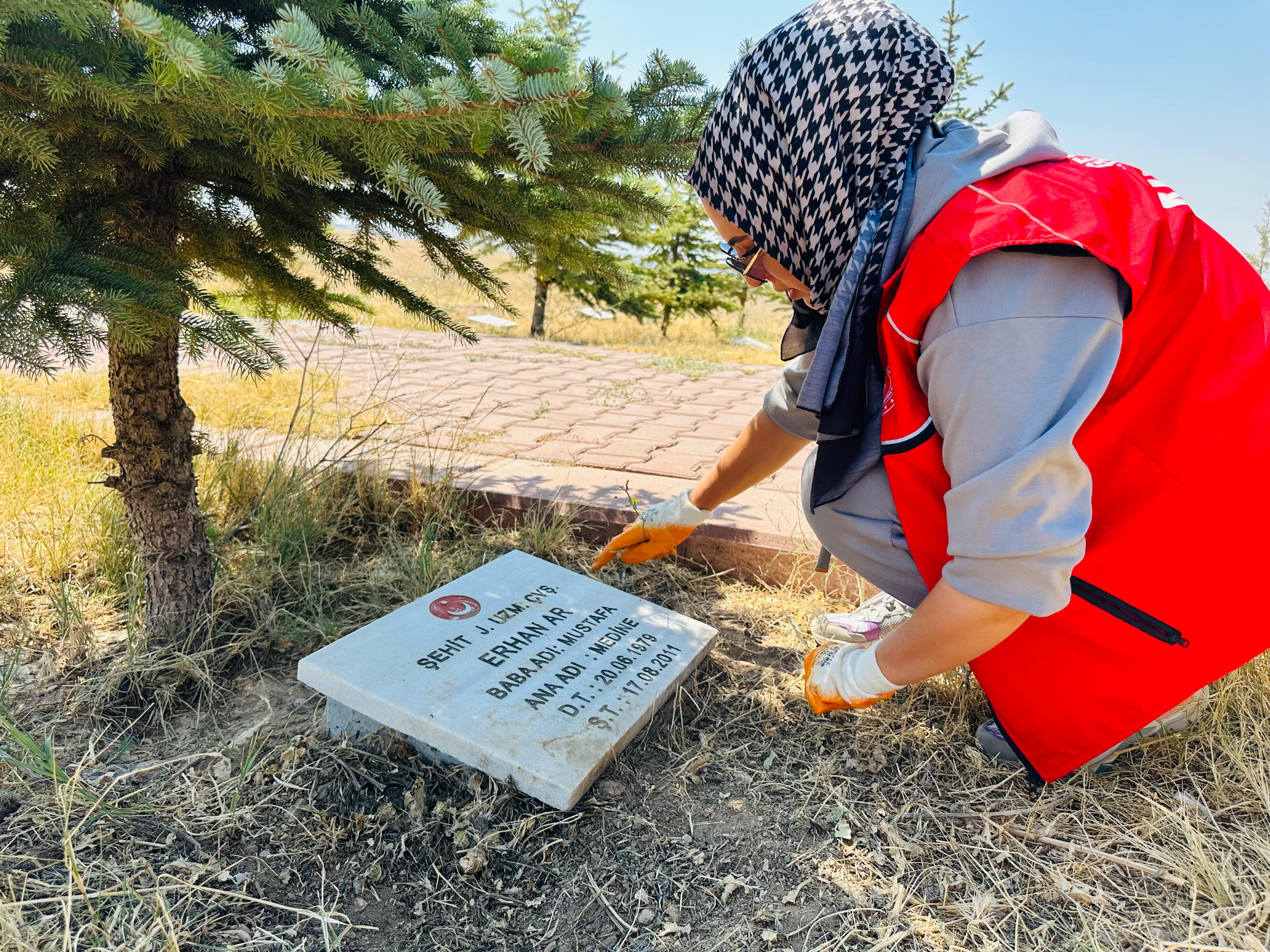 Boztepe Yolundaki Şehitler Anıtı, ‘Gönüllü Gençler’in Emeğiyle Yeniden Işıldadı (3)