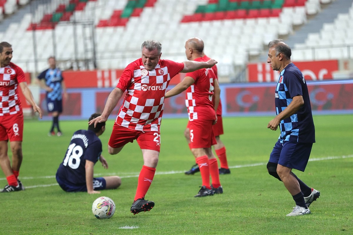 Diyarbakır'da Gösteri Maçında Forma Giyen Bakan Bak’tan ‘Terörsüz Türkiye’ Vurgusu (5)