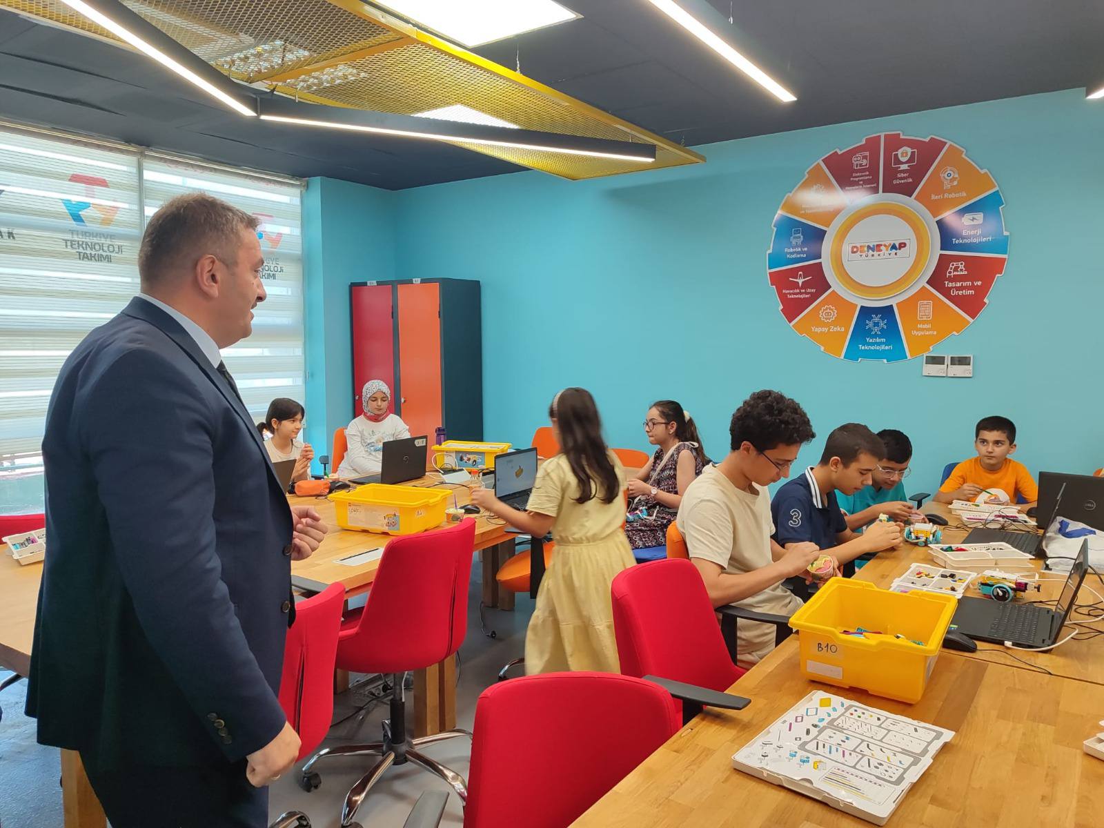 Gençler, Teknolojiyle Bir Araya Geliyor (1)
