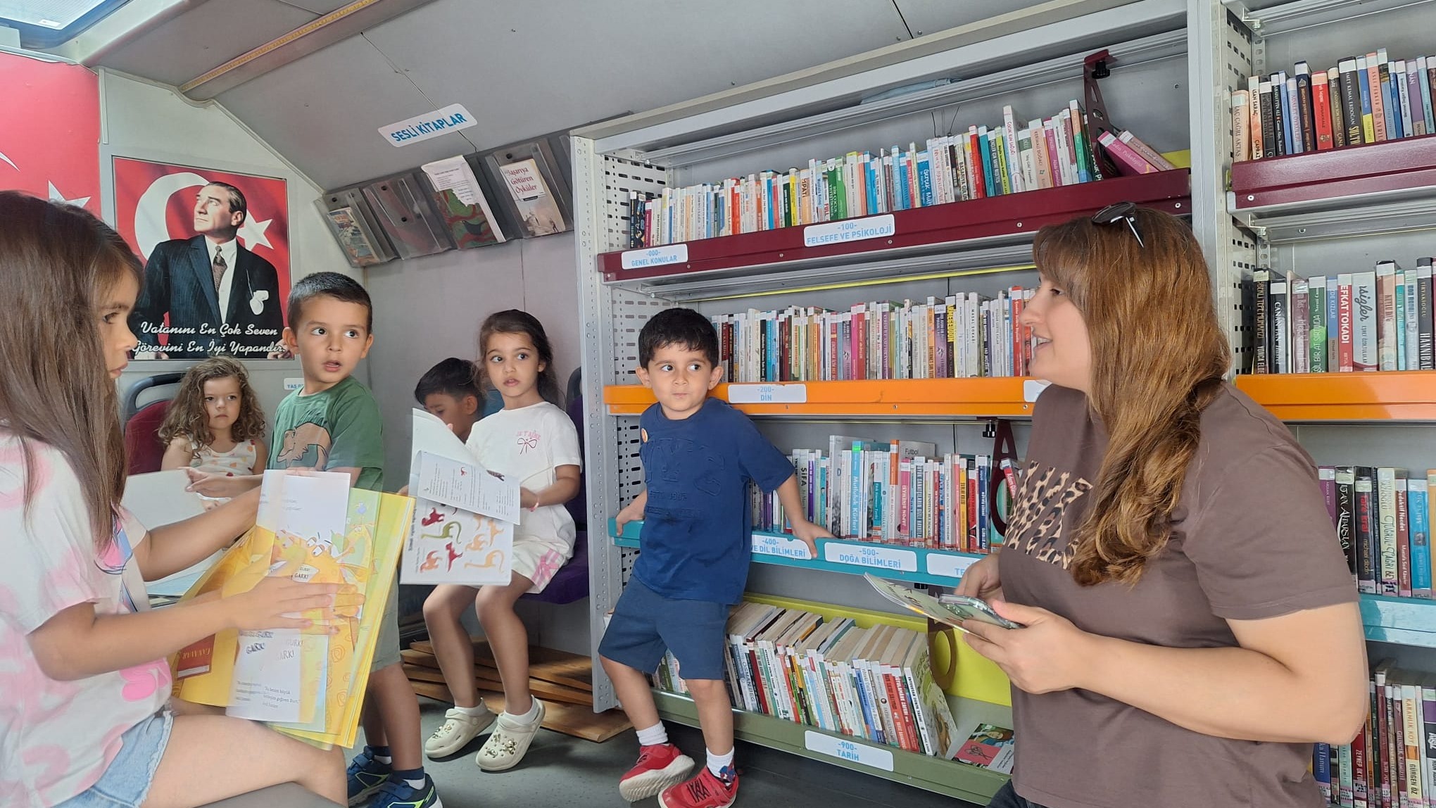 Gezici Kütüphane De Bilgi Ve Eğlence Bir Aradaydı!2