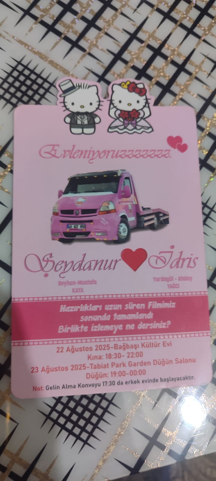 Hello Kitty’li Çekiciyle Mutluluğa Yolculuk