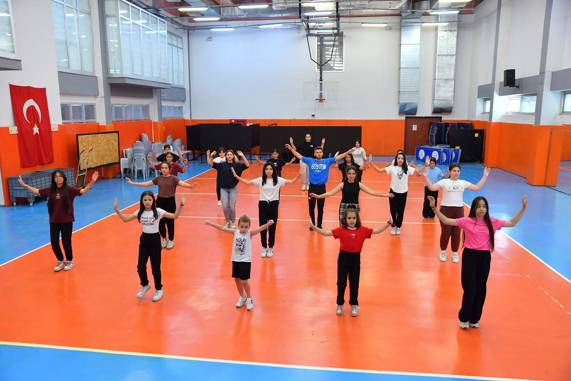 Kırşehirli Gençler, Halk Oyunlarına Büyük Ilgi Gösteriyor (1)