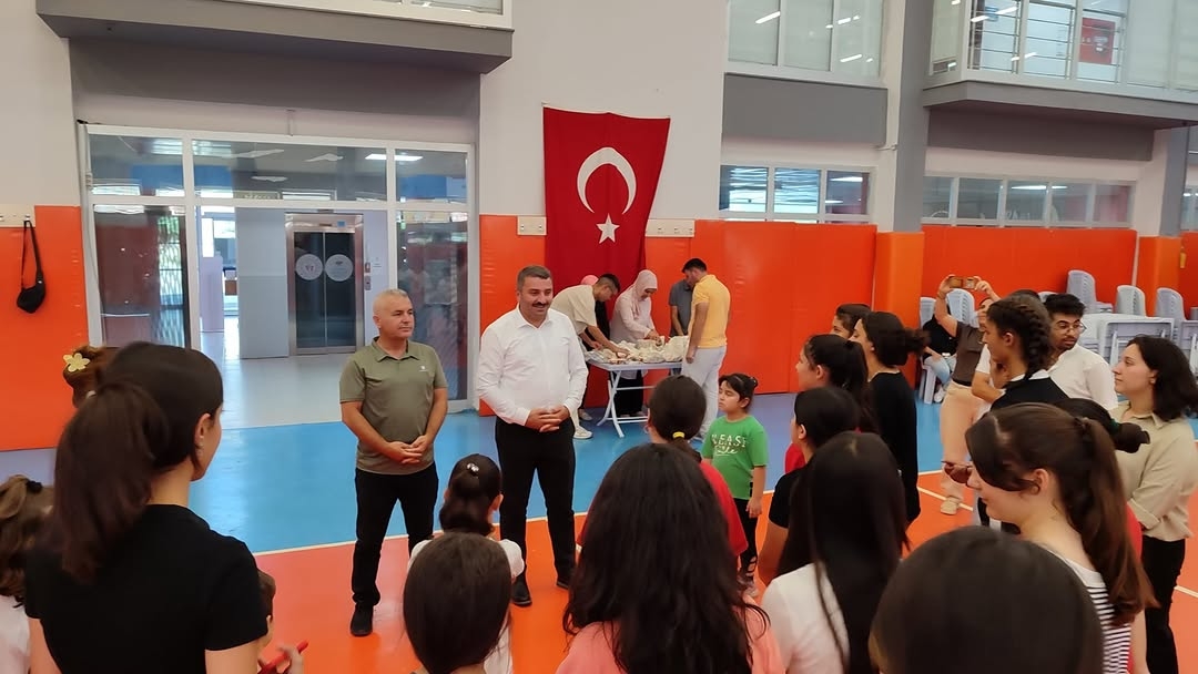 Spor İl Müdürü Çakmakçı'dan Halk Oyunları Ekibine Moral Ziyareti (1)