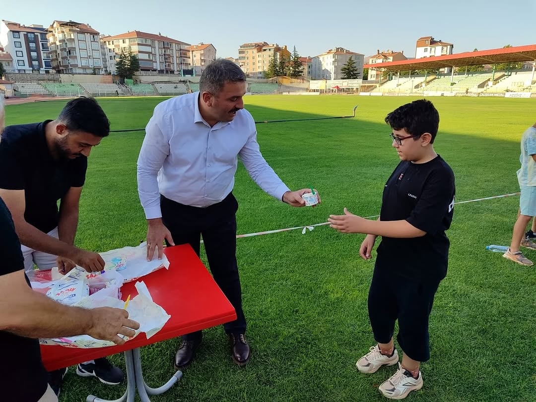 Spor İl Müdürü Yasin Çakmakçı'dan Genç Sporculara Dondurma Sürprizi (2)