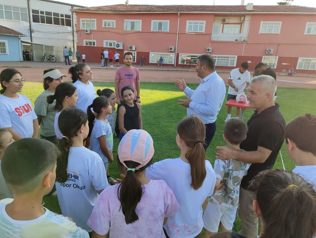 Spor İl Müdürü Yasin Çakmakçı'dan Genç Sporculara Dondurma Sürprizi (3)