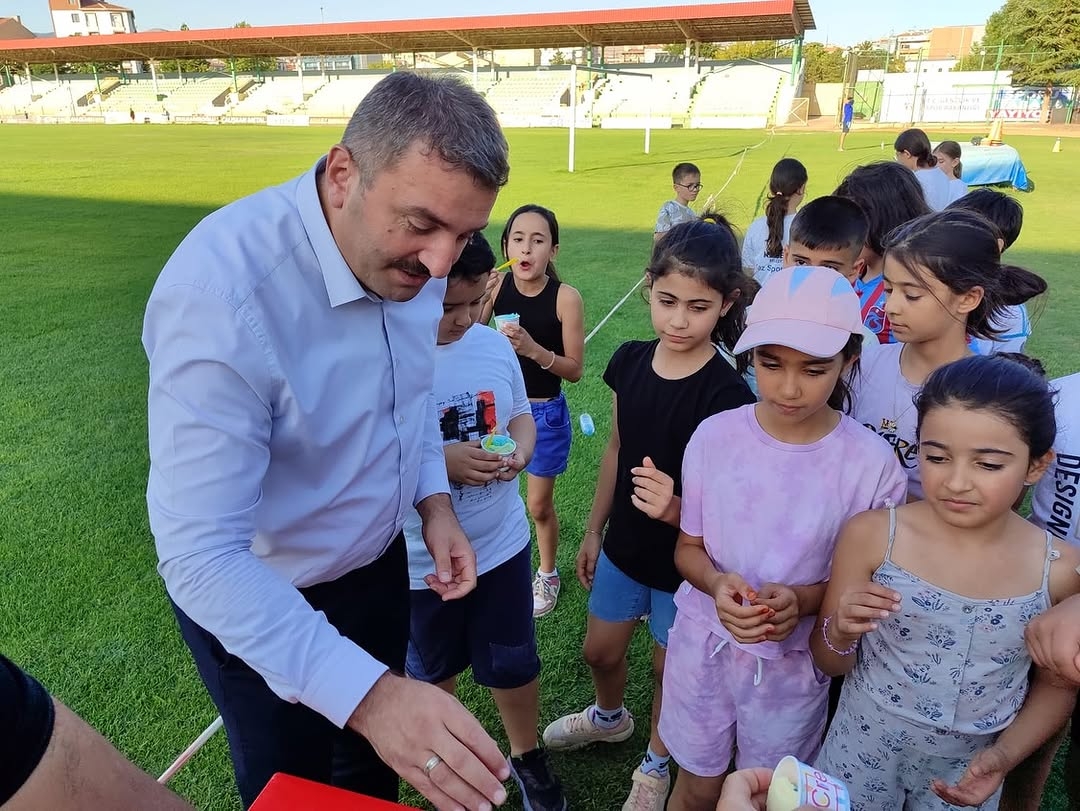 Spor İl Müdürü Yasin Çakmakçı'dan Genç Sporculara Dondurma Sürprizi (7)