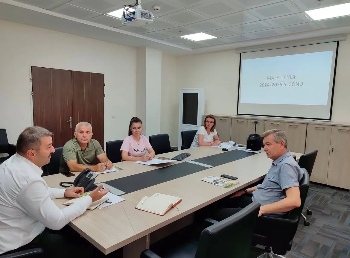 Spor Müdürü Çakmakçı, Masa Tenisi Antrenörleriyle Bir Araya Geldi (1)