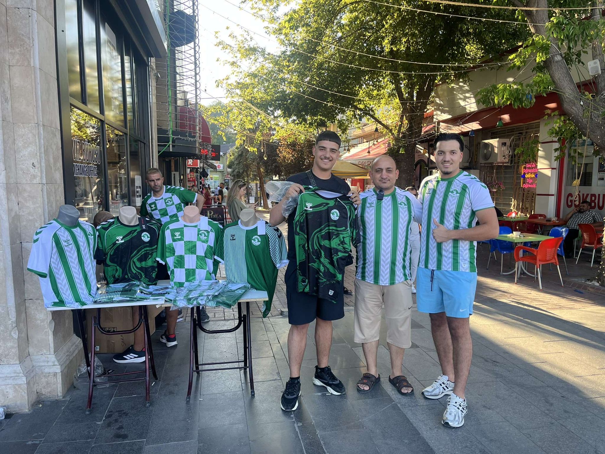 Taraftarlar Ve Gurbetçiler Takımlarına Destek Için Forma Satışına Koştu (2)