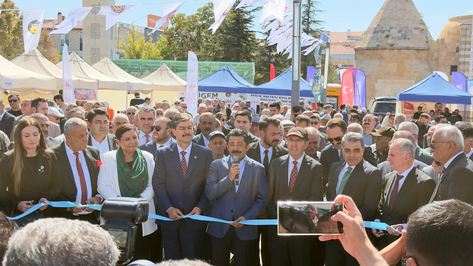 Ahilik Haftası’nın 38. Yılında İlçeler Cacabey Meydanı’nda Buluştu