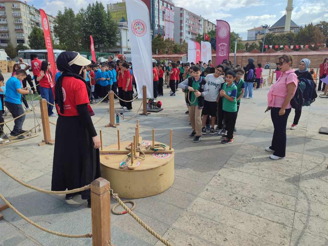 Geleneksel Oyunlar Tırı Kırşehir’de Çocuklarla Buluştu (2)