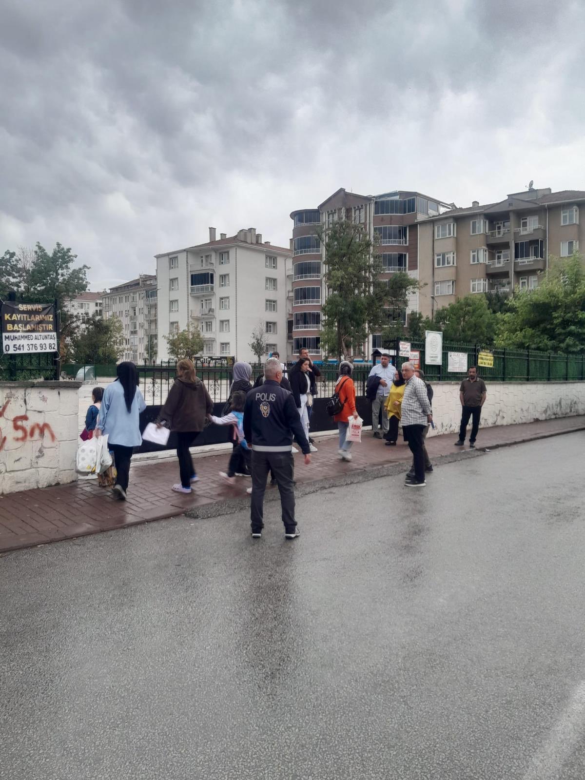 Okul Yolunda Güvenlik Alarmı3