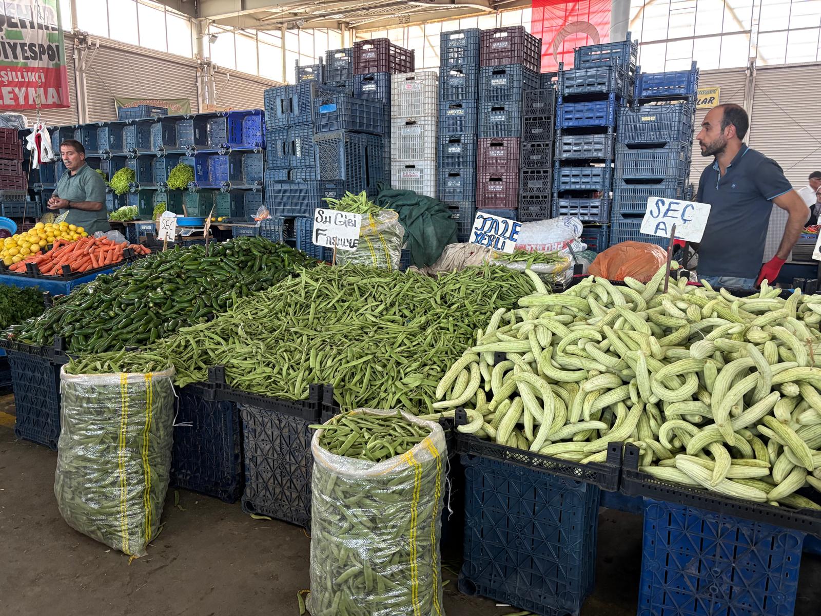 Pazar Yerleri Renklenirken Fiyatlar Vatandaşı Zorluyor
