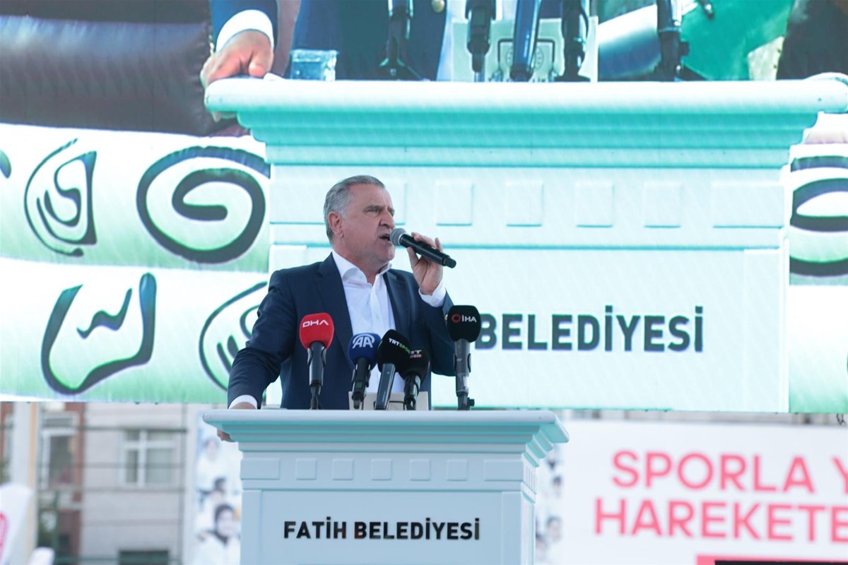 Spor Bakani Bak “Çocuklarinizi Tesi̇sleri̇mi̇ze Geti̇ri̇n” (3)