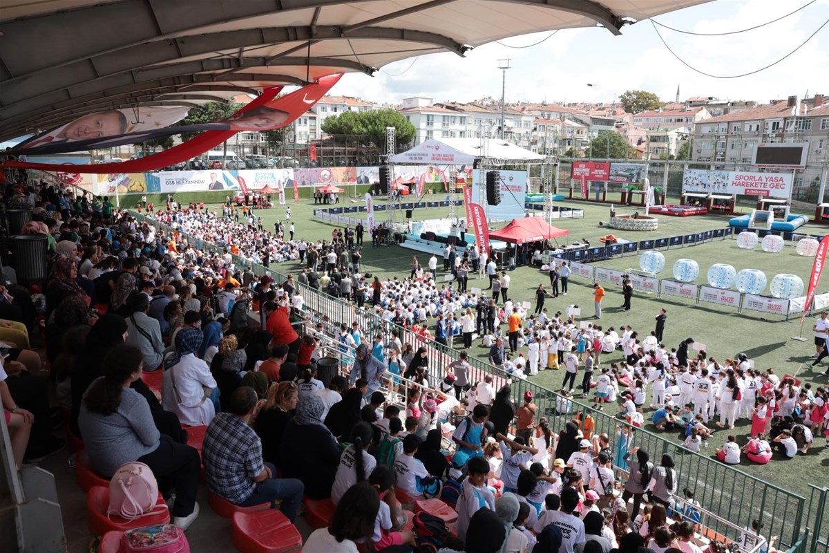 Spor Bakani Bak “Çocuklarinizi Tesi̇sleri̇mi̇ze Geti̇ri̇n” (6)